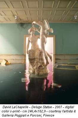David LaChapelle - Deluge Statue - 2007 - digital color c-print - cm 246,4x182,9 - courtesy l'artista & Galleria Poggiali e Forconi, Firenze