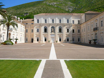 LA PRIMA BIENNALE D’ARTE CONTEMPORANEA CITTÀ DI CASERTA DEL BELVEDERE DI SAN LEUCIO. DAL 1 AL 21 OTTOBRE 2017