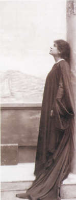 - (fotografia seppiata, Duse ritratta in piedi) E. Duse in Anna ne La città Morta di D’Annunzio, 1901, foto Gio Battista Sciutto