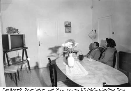 Foto Gioberti - Davanti alla tv - anni '50 ca. - courtesy S.T.-Fotolibreriagalleria, Roma