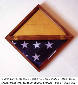 Dario Carmentano - Petrolio su Tela - 2007 - cofanetto in legno, bandiera, targa in ottone, petrolio - cm 44,5x43,5x4