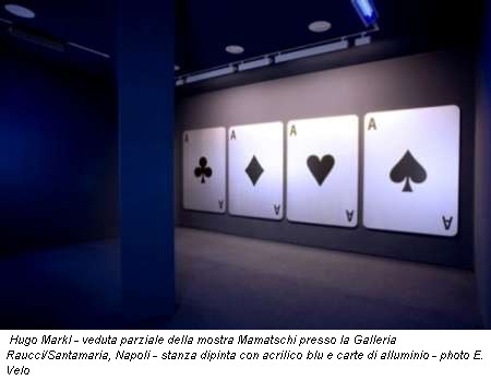 Hugo Markl - veduta parziale della mostra Mamatschi presso la Galleria Raucci/Santamaria, Napoli - stanza dipinta con acrilico blu e carte di alluminio - photo E. Velo