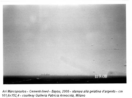 Ari Marcopoulos - Cement-lined - Bayou, 2008 - stampa alla gelatina d’argento - cm 101,6x152,4 - courtesy Galleria Patricia Armocida, Milano