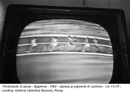 Ferdinando Scianna - Bagheria - 1960 - stampa ai pigmenti di carbone - cm 11x15 - courtesy Galleria Valentina Bonomo, Roma