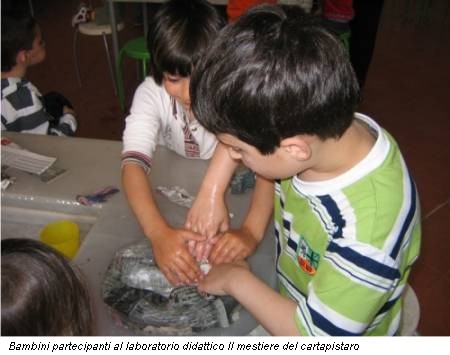 Bambini partecipanti al laboratorio didattico Il mestiere del cartapistaro