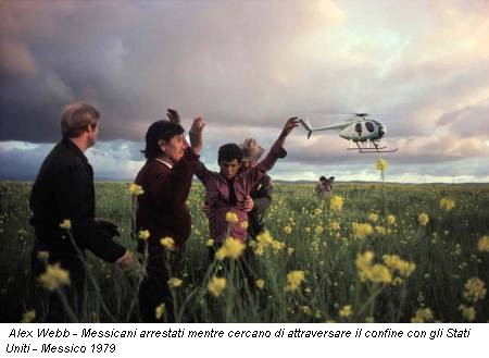 Alex Webb - Messicani arrestati mentre cercano di attraversare il confine con gli Stati Uniti - Messico 1979