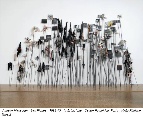 Annette Messager - Les Piques - 1992-93 - installazione - Centre Pompidou, Paris - photo Philippe Migeat