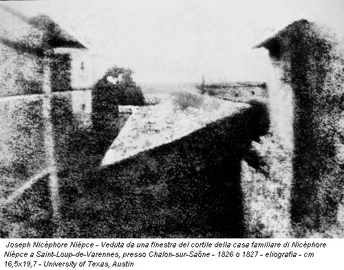Joseph Nicéphore Niépce - Veduta da una finestra del cortile della casa familiare di Nicéphore Niépce a Saint-Loup-de-Varennes, presso Chalon-sur-Saône - 1826 o 1827 - eliografia - cm 16,5x19,7 - University of Texas, Austin