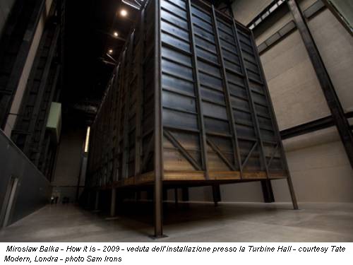 Miroslaw Balka - How it is - 2009 - veduta dell’installazione presso la Turbine Hall - courtesy Tate Modern, Londra - photo Sam Irons