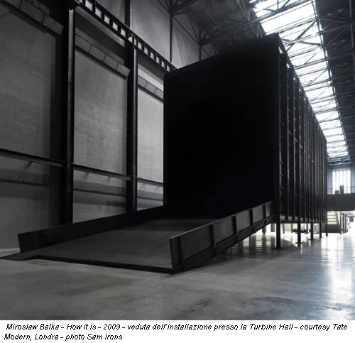 Miroslaw Balka - How it is - 2009 - veduta dell’installazione presso la Turbine Hall - courtesy Tate Modern, Londra - photo Sam Irons