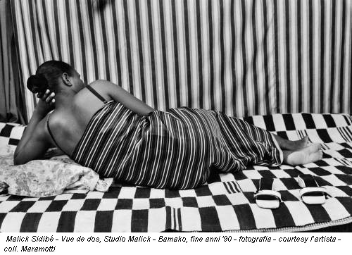 Malick Sidibé - Vue de dos, Studio Malick - Bamako, fine anni '90 - fotografia - courtesy l’artista - coll. Maramotti