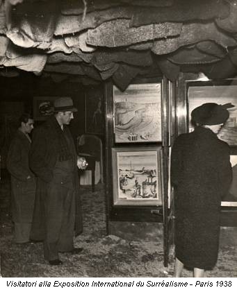 Visitatori alla Exposition International du Surréalisme - Paris 1938