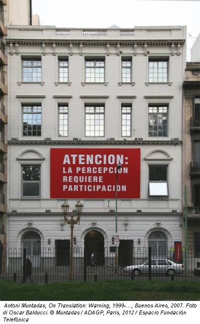 Antoni Muntadas, On Translation: Warning, 1999-…, Buenos Aires, 2007. Foto di Oscar Balducci. © Muntadas / ADAGP, Paris, 2012 / Espacio Fundación Telefónica