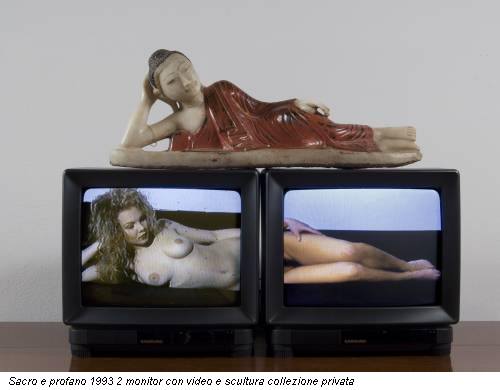 Sacro e profano 1993 2 monitor con video e scultura collezione privata