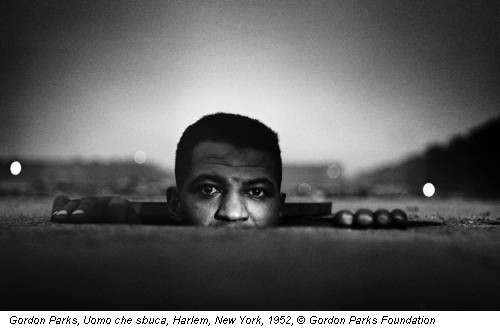 Gordon Parks, Uomo che sbuca, Harlem, New York, 1952, © Gordon Parks Foundation