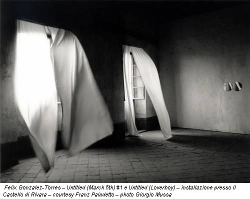 Felix Gonzalez-Torres – Untitled (March 5th) #1 e Untitled (Loverboy) – installazione presso il Castello di Rivara – courtesy Franz Paludetto – photo Giorgio Mussa