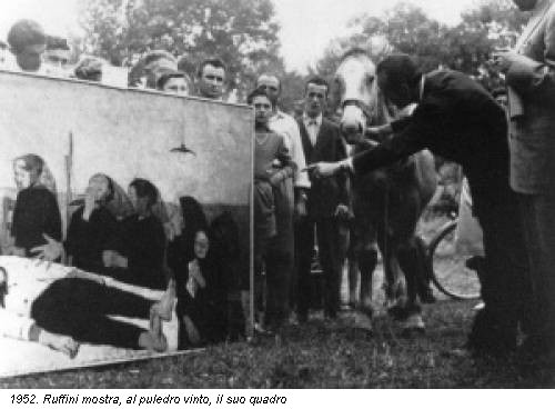 1952. Ruffini mostra, al puledro vinto, il suo quadro