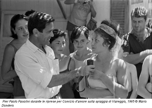 Pier Paolo Pasolini durante le riprese per Comizio d’amore sulla spiaggia di Viareggio, 1965 © Mario Dondero