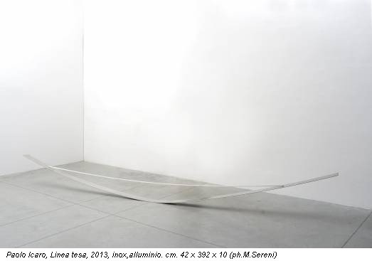 Paolo Icaro, Linea tesa, 2013, inox,alluminio. cm. 42 x 392 x 10 (ph.M.Sereni)