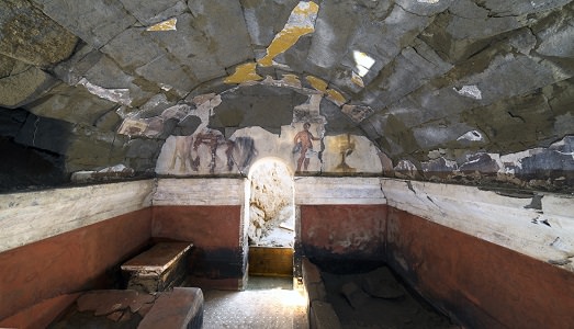 Scoperta eccezionale a Cuma: rinvenuta una tomba affrescata del II secolo a.C.