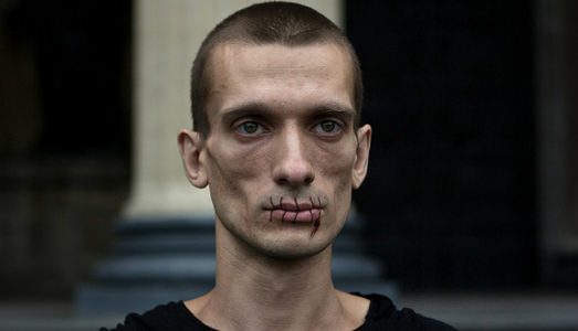 Pyotr Pavlensky colpisce ancora
