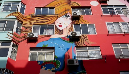 Street Art con gli occhi a mandorla