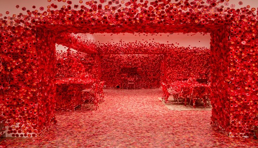 In Australia, un mare di fiori rossi per l’ultima installazione di Yayoi Kusama