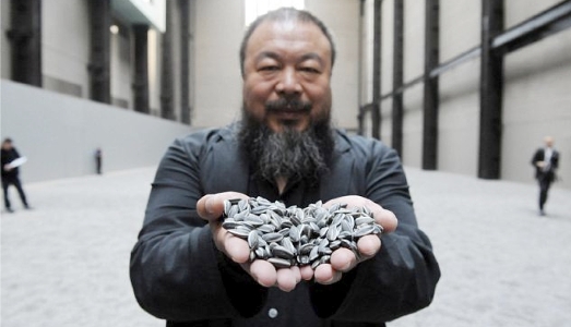 Ai Weiwei comprerà trenta tonnellate di bottoni da una fabbrica in chiusura