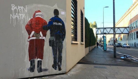 Babbo Natale in manette e Banksy non autorizzato. Due murales di TvBoy compaiono al MUDEC