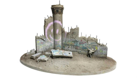 Banksy ha lanciato una nuova serie di souvenir per il suo Walled Off Hotel a Betlemme