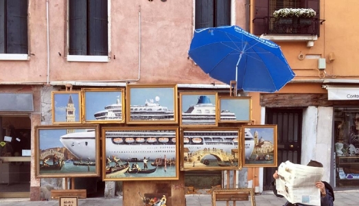 Banksy è stato allontanato dai vigili mentre “esponeva” senza autorizzazione a Venezia