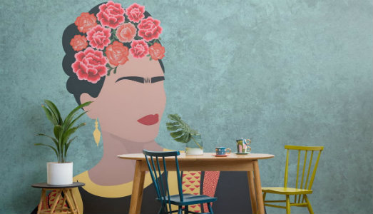 La tua zona living floreale, con la carta da parati di Frida Kahlo