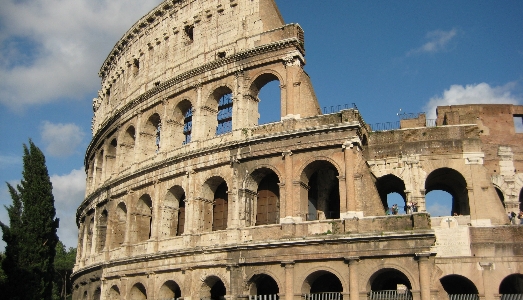 Una turista ha inciso le iniziali dei figli su un pilastro del Colosseo