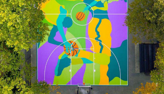 Lo street artist Madsteez ha trasformato un campo da basket in un’opera coloratissima