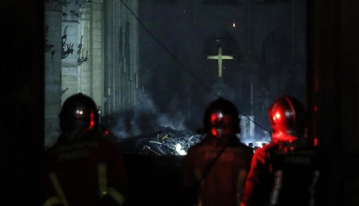 Le opere e le reliquie scampate all’incendio di Notre Dame saranno conservate al Louvre
