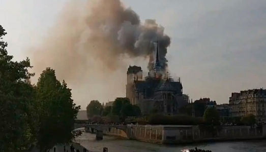 Incendio a Notre Dame. Fuoco e fiamme dalla cattedrale di Parigi