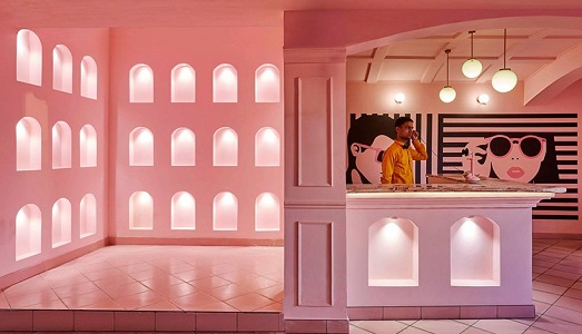 The Pink Zebra. In India il ristorante che sembra il set di un film di Wes Anders