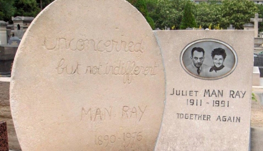 Parigi, profanata la tomba di Man Ray a Montparnasse. Si tratta di antisemitismo?