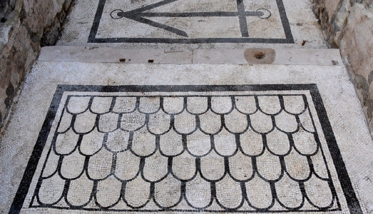 Una giovane turista inglese ha staccato alcune tessere da un mosaico di Pompei