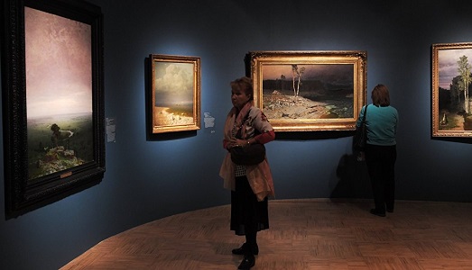 Un uomo ruba un’opera da un museo russo in pieno giorno ed esce come se niente fosse