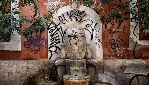 Vandali a Roma. A Trastevere imbrattata la fontana della Botte