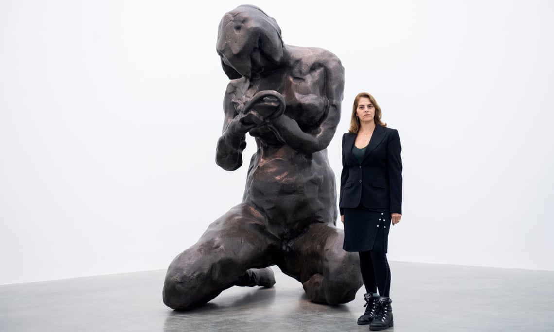 Tracey Emin con la maquette della grande scultura ora in preparazione dedicata a Edvard Munch (Photograph: Facundo Arrizabalaga/EPA-EFE - Courtesy: The Guardian)