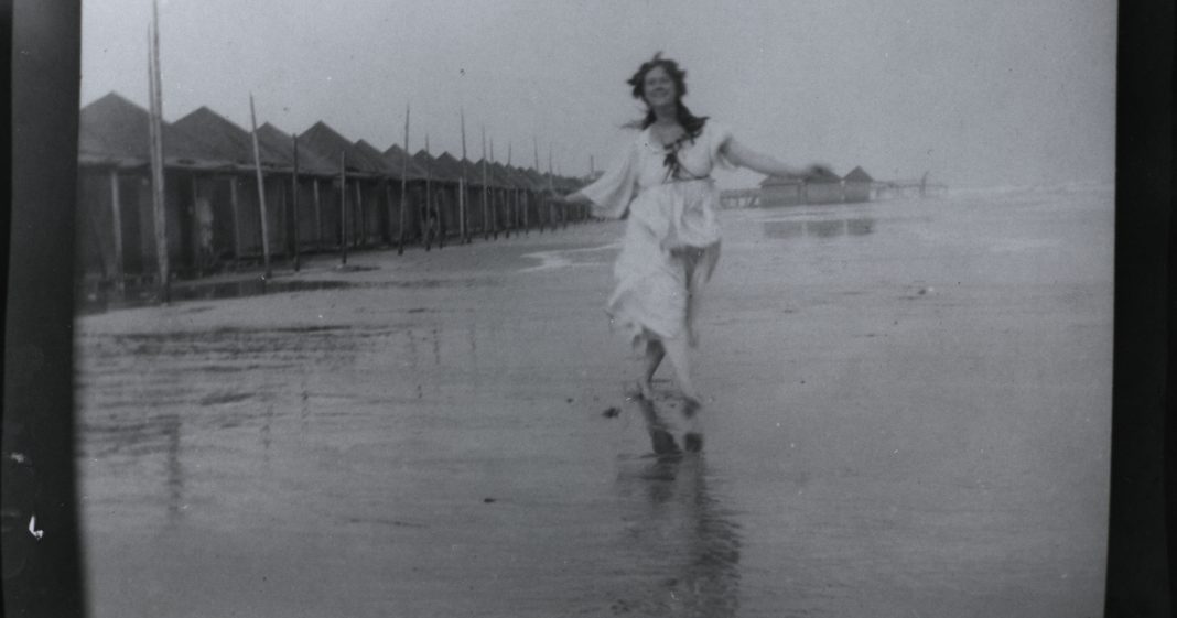 Isadora Duncan sulla spiaggia a Venezia, 1903 o 1905