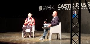 Erri De Luca sul palco a Castelbasso con Vincenzo D'Aquino, diretto del FLA