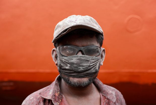 Muhammad Amdad Hossain, A Worker, primo classificato nella categoria Portraits