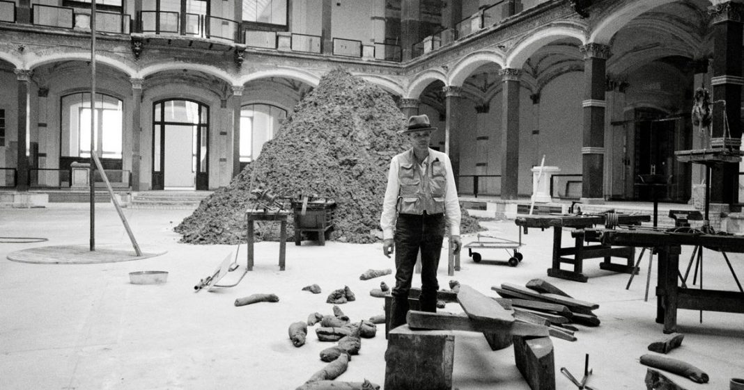 Photo: Jochen Littkemann, Joseph Beuys in der Ausstellung 