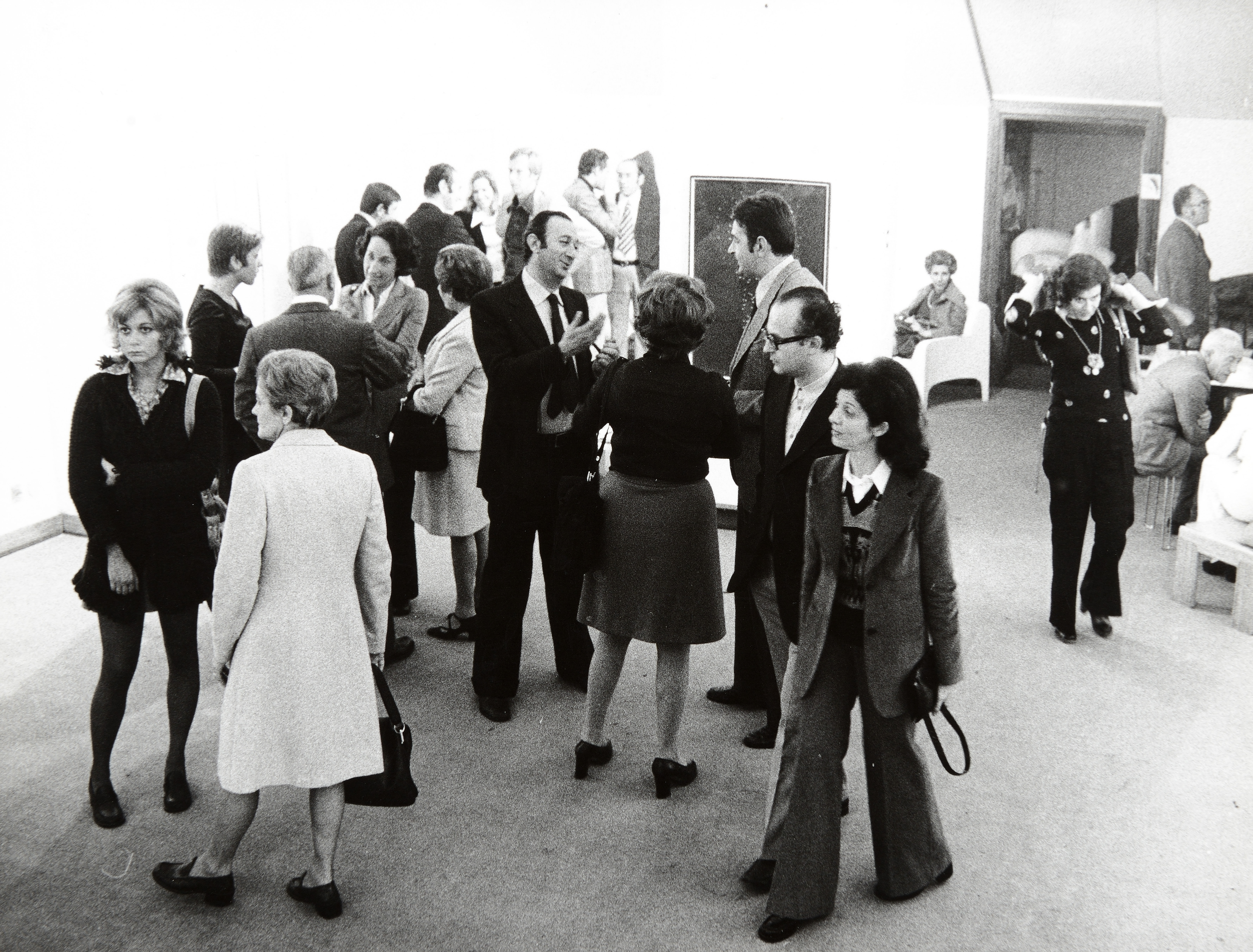 Anna e Giorgio Fasol (in primo piano sulla destra) alla mostra di Lucio Fontana, Studio la Città, Vorona 1973