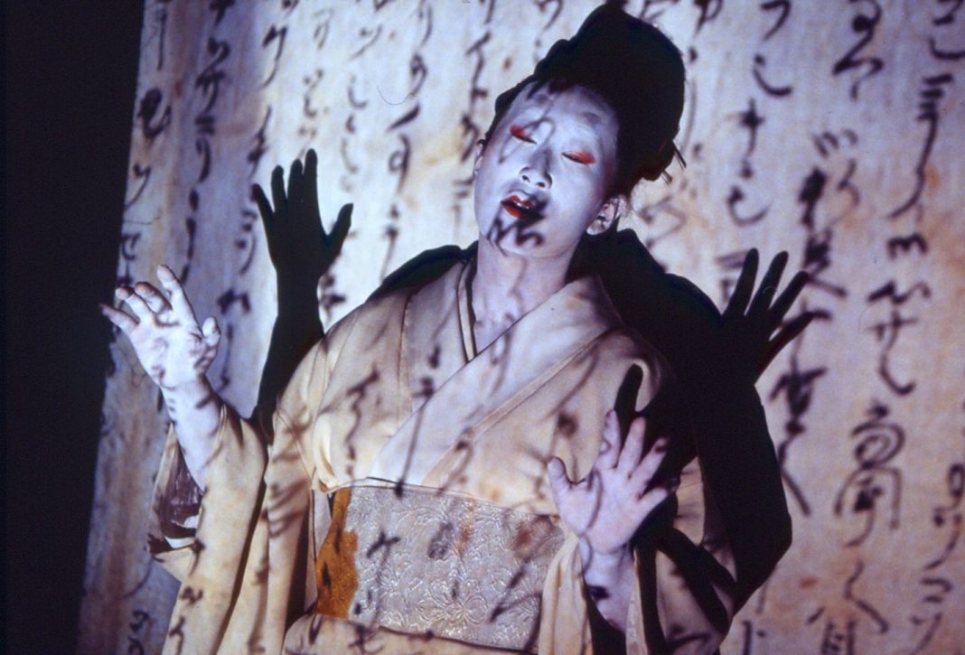 Yumi Karasumaru, 'Breve storia del Giappone in tre quadri e 93 parole', performance. Courtesy L’ARIETE artecontemporanea
