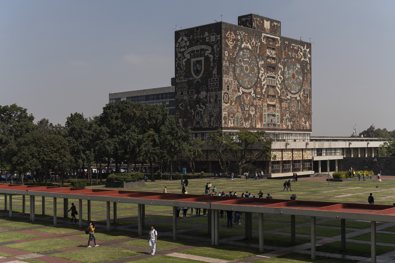 Veduta del Campus Universitario dell’UNAM con il mosaico di Juan O'Gorman sulla Biblioteca Central. Foto di Fabian Martinez. Crediti: Fondazione Benetton Studi Ricerche, 2024