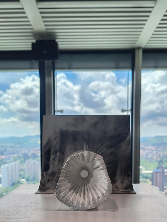1. Sergia Avveduti, Ciglio di sole, 2020, stampa su zinco e gesso ceramico, 20 x 32 x 32 cm